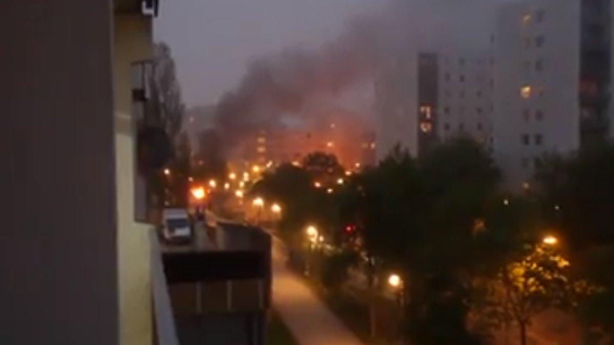 Flera bilar brinner och så kallade "cocktailbomber" har exploderat.